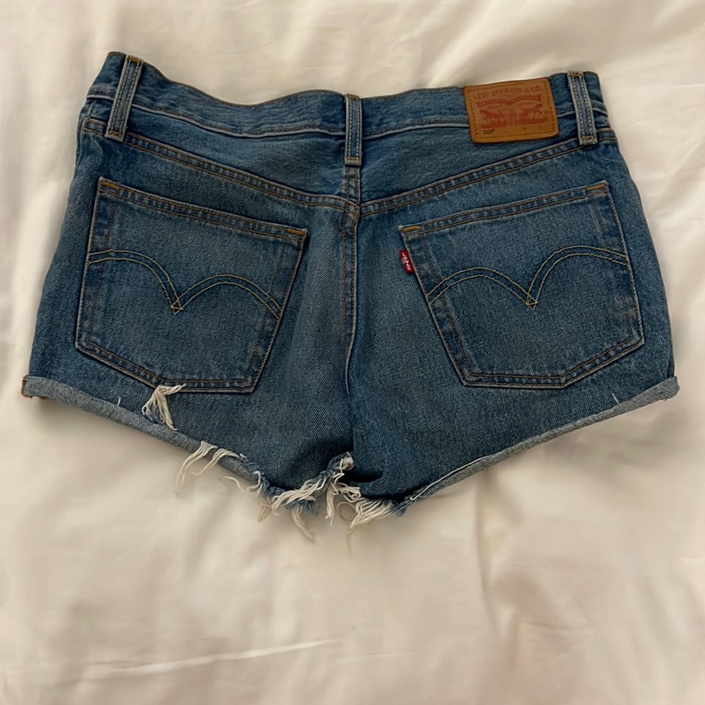 Levi’s 501 medium wash denim shorts. Size 27